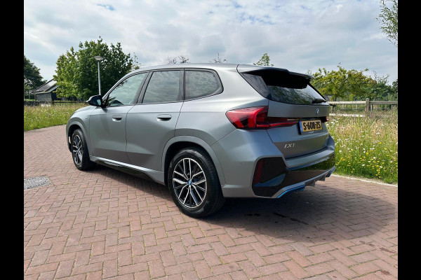 BMW iX1 xDrive30 Launch Edition 67 kWh | M-Pakket | Trekhaak | Camera | Leer | NL-Auto |