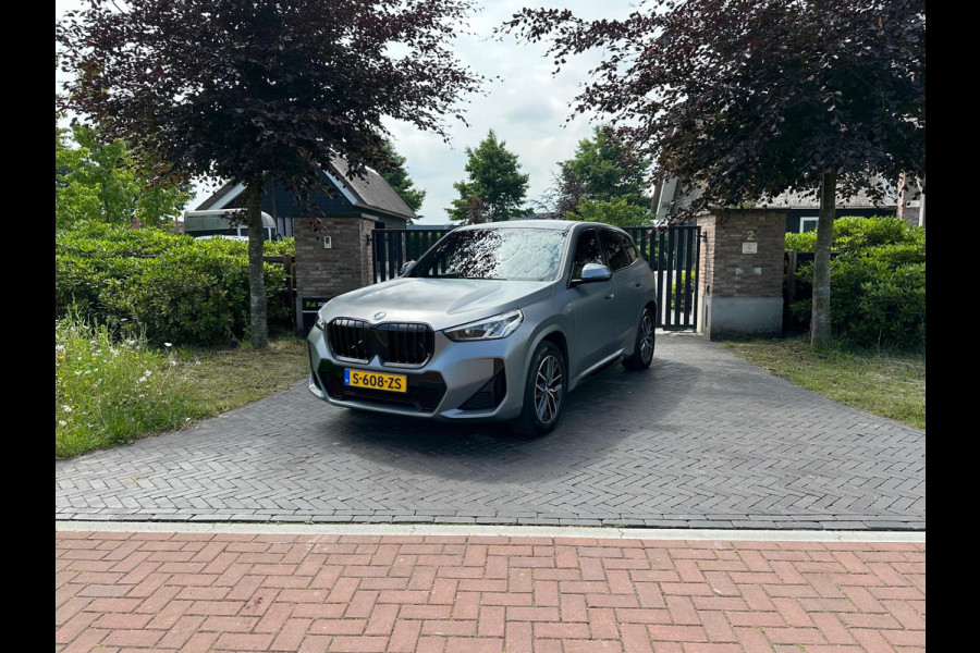 BMW iX1 xDrive30 Launch Edition 67 kWh | M-Pakket | Trekhaak | Camera | Leer | NL-Auto |