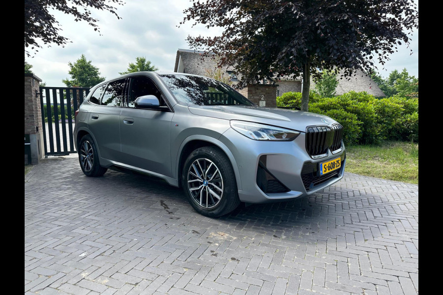 BMW iX1 xDrive30 Launch Edition 67 kWh | M-Pakket | Trekhaak | Camera | Leer | NL-Auto |