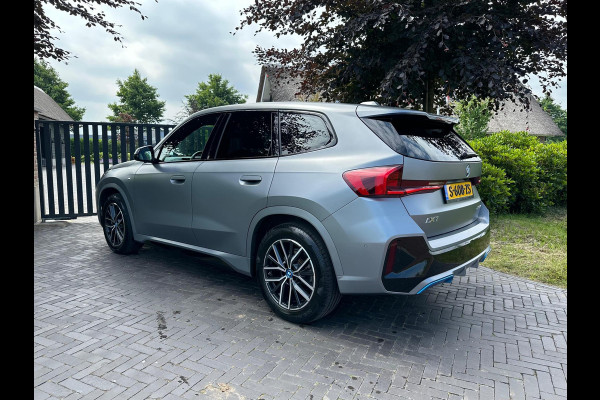 BMW iX1 xDrive30 Launch Edition 67 kWh | M-Pakket | Trekhaak | Camera | Leer | NL-Auto |