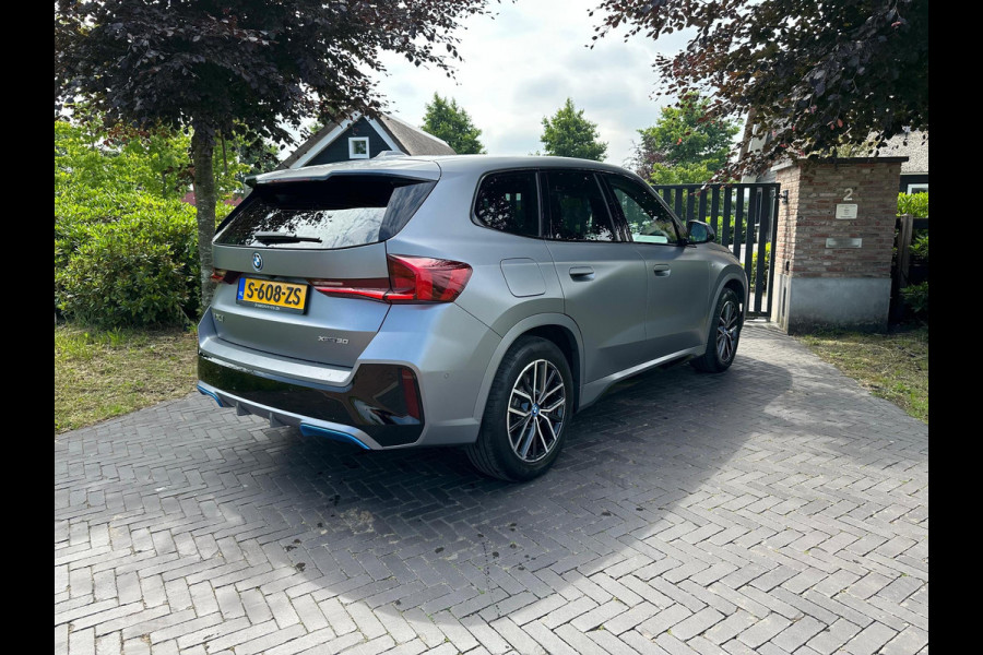 BMW iX1 xDrive30 Launch Edition 67 kWh | M-Pakket | Trekhaak | Camera | Leer | NL-Auto |