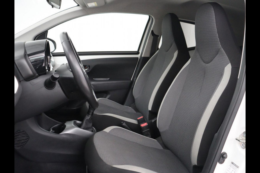 Toyota Aygo 1.0 VVT-i x-joy | Carplay | Camera | Cruise control | Climate control | Bluetooth | DAB