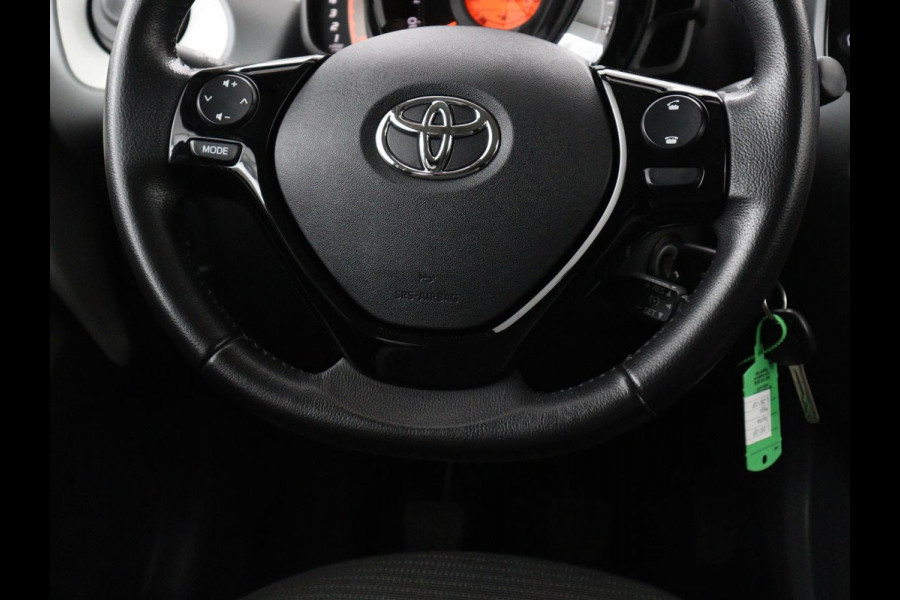 Toyota Aygo 1.0 VVT-i x-joy | Carplay | Camera | Cruise control | Climate control | Bluetooth | DAB