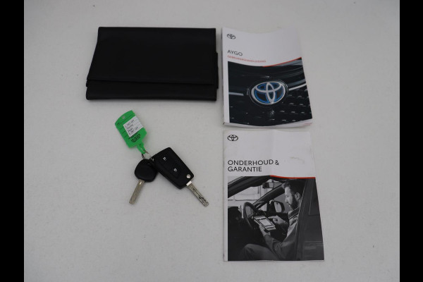 Toyota Aygo 1.0 VVT-i x-joy | Carplay | Camera | Cruise control | Climate control | Bluetooth | DAB