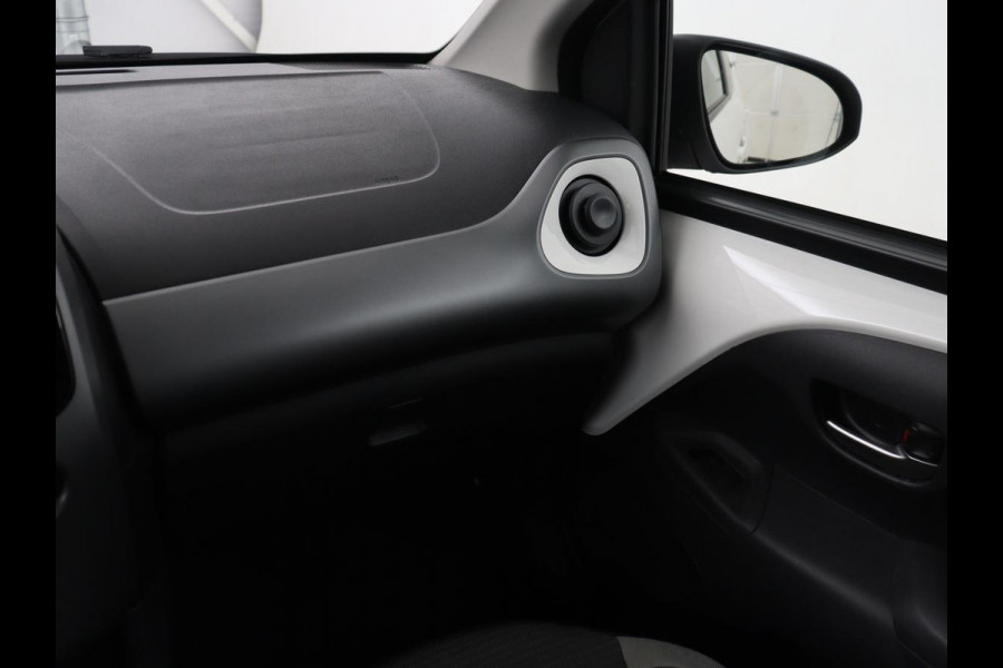 Toyota Aygo 1.0 VVT-i x-joy | Carplay | Camera | Cruise control | Climate control | Bluetooth | DAB