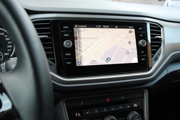 Volkswagen T-Roc 1.5 TSI 150pk DSG Style Navigatie Apple Carplay Android Auto Camera Parkeersensoren Adaptive Cruise Control Stoelverwarming Climate Control Lichtmetalen velgen