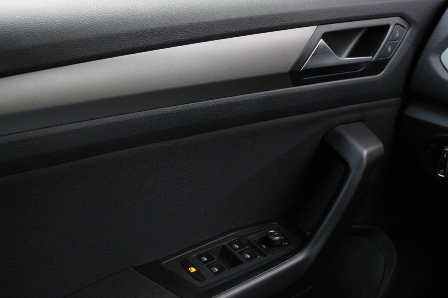 Volkswagen T-Roc 1.5 TSI 150pk DSG Style Navigatie Apple Carplay Android Auto Camera Parkeersensoren Adaptive Cruise Control Stoelverwarming Climate Control Lichtmetalen velgen