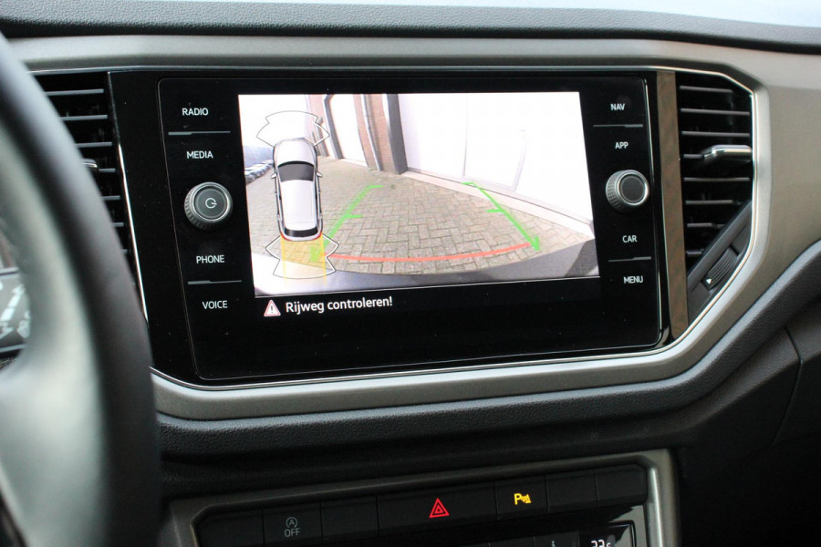 Volkswagen T-Roc 1.5 TSI 150pk DSG Style Navigatie Apple Carplay Android Auto Camera Parkeersensoren Adaptive Cruise Control Stoelverwarming Climate Control Lichtmetalen velgen
