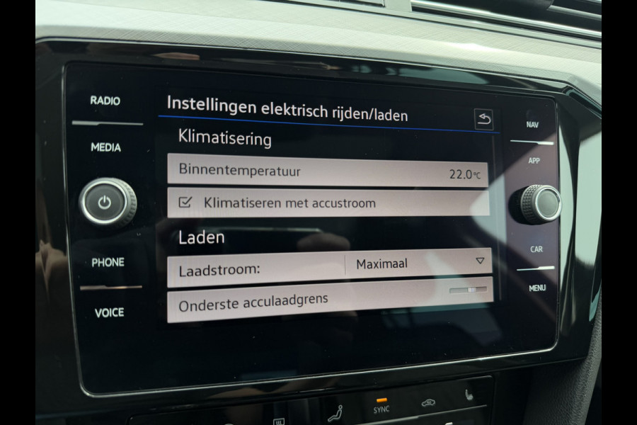 Volkswagen Passat Variant 1.4 TSI PHEV GTE Business | Pano | Elek. Trekhaak | Head-Up | Carplay | LED | Camera | Navi