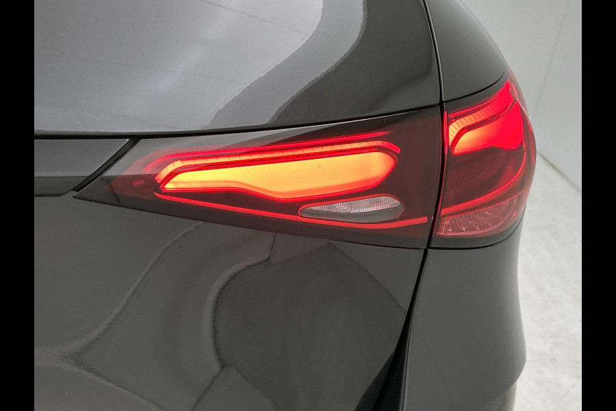 Mercedes-Benz GLC 400 e 4MATIC AMG Plug-In Hybride aprt-26 Panorama dak | 5 spaaks lichtmetalen velgen | Trekhaak | Treeplanken | Parking support | Inclusief 24 maanden MB Certified garantie voor Europa.