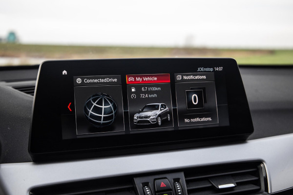 BMW X1 xDrive25e Executive CAMERA / CARPLAY / HEAD UP DISPLAY / LEDER / LED / CRUISE CONTROLE / STOELVERWARMING