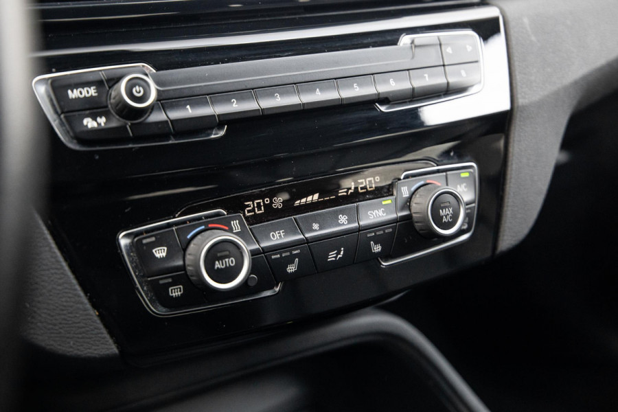BMW X1 xDrive25e Executive CAMERA / CARPLAY / HEAD UP DISPLAY / LEDER / LED / CRUISE CONTROLE / STOELVERWARMING