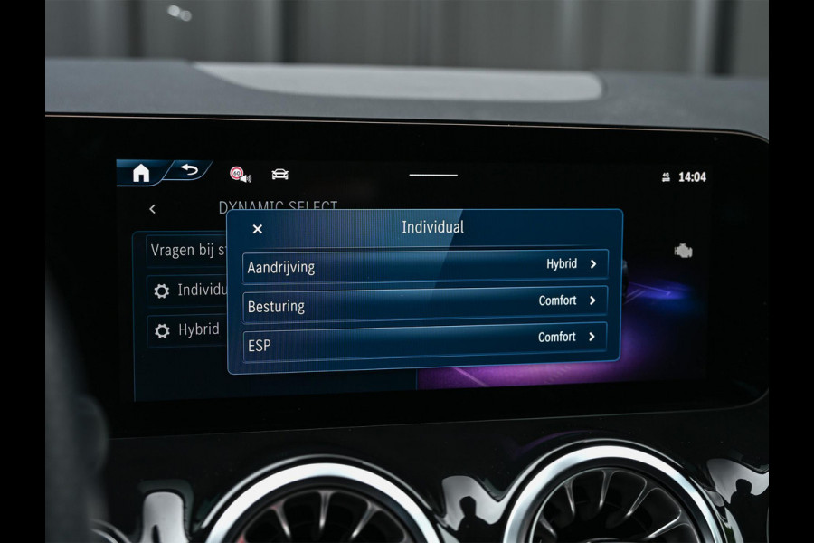 Mercedes-Benz GLA 250 e Business Solution AMG | Panorama dak | Memory seats | Stoelverwarming | Head-up | Camera | Ambiance interieur | Distronic |