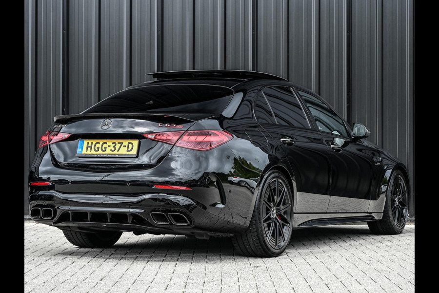 Mercedes-Benz C-Klasse AMG 63 S E Performance | Achterasbesturing | Panoramadak | 360 Camera | Burmester | Memory seats | Carbon inleg | Ambiance interieur |