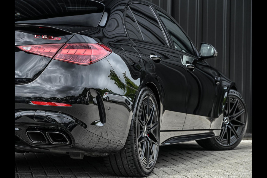 Mercedes-Benz C-Klasse AMG 63 S E Performance | Achterasbesturing | Panoramadak | 360 Camera | Burmester | Memory seats | Carbon inleg | Ambiance interieur |