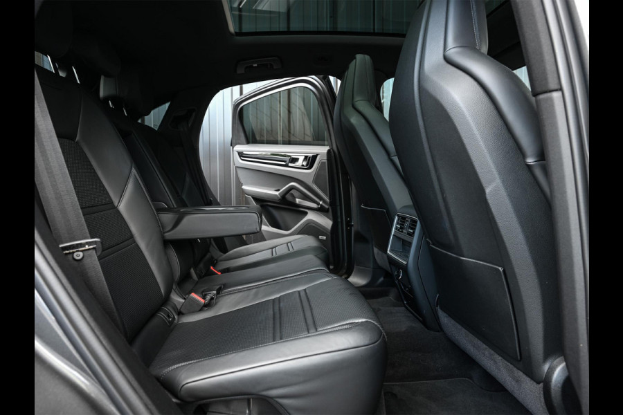 Porsche Cayenne Coupé 3.0 E-Hybrid | NL Auto | Dealer Onderhouden | 18-Wegs Memory Seats | Panoramadak | 360 Camera | Luchtvering | Bose | Sport Chrono | Stoelventilatie | Stuur verwarmd | Soft Close | Trekhaak |