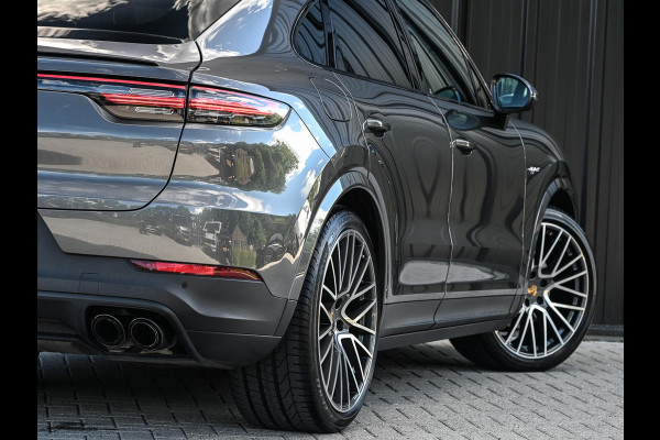 Porsche Cayenne Coupé 3.0 E-Hybrid | NL Auto | Dealer Onderhouden | 18-Wegs Memory Seats | Panoramadak | 360 Camera | Luchtvering | Bose | Sport Chrono | Stoelventilatie | Stuur verwarmd | Soft Close | Trekhaak |