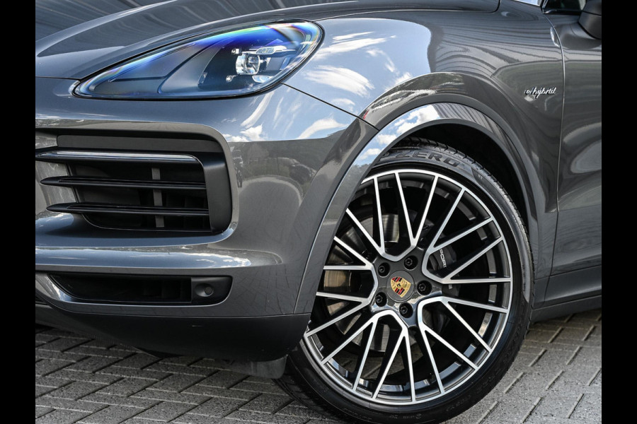 Porsche Cayenne Coupé 3.0 E-Hybrid | NL Auto | Dealer Onderhouden | 18-Wegs Memory Seats | Panoramadak | 360 Camera | Luchtvering | Bose | Sport Chrono | Stoelventilatie | Stuur verwarmd | Soft Close | Trekhaak |