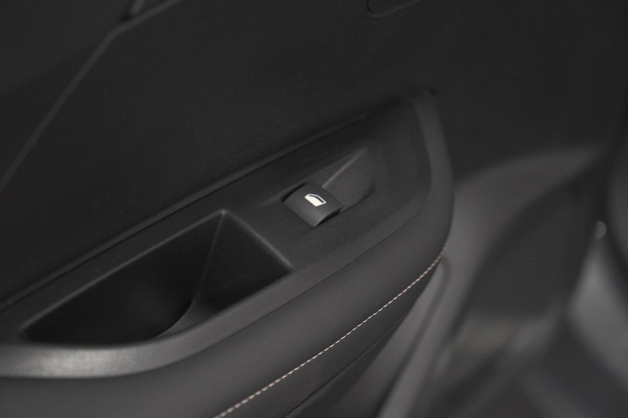 Peugeot 2008 Hybrid 136 e-DCS6 Allure | Navigatie | Parkeersensoren Voor + Achter | Apple Carplay