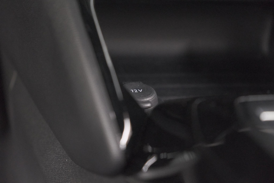 Peugeot 2008 Hybrid 136 e-DCS6 Allure | Navigatie | Parkeersensoren Voor + Achter | Apple Carplay