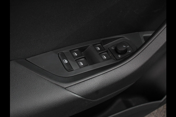 Škoda Karoq 1.5 TSI 150pk DSG ACT Selection Navigatie Apple Carplay/Android Auto Camera Parkeer sensoren Adaptieve Cruise Control Lichtmetalen Velgen Digitale Cockpit