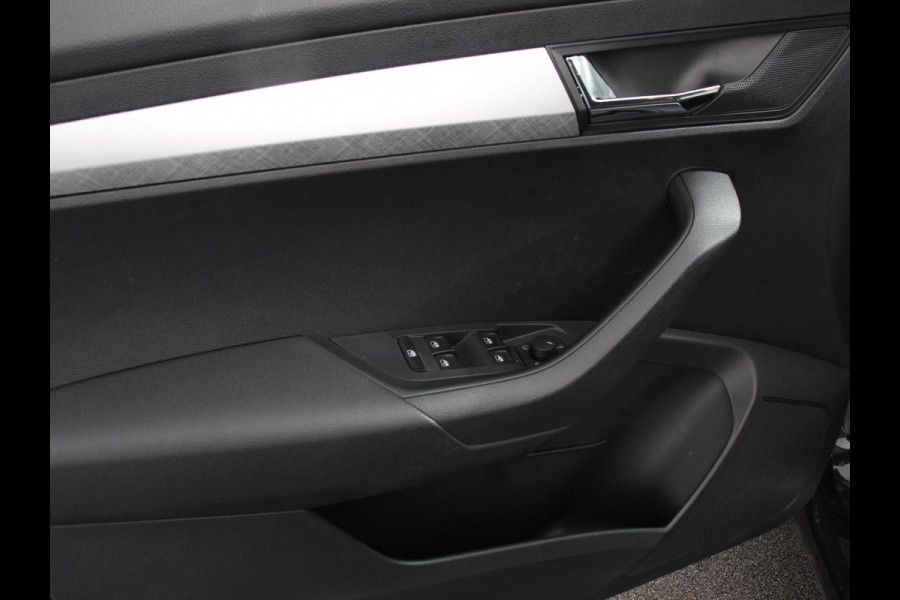 Škoda Karoq 1.5 TSI 150pk DSG ACT Selection Navigatie Apple Carplay/Android Auto Camera Parkeer sensoren Adaptieve Cruise Control Lichtmetalen Velgen Digitale Cockpit