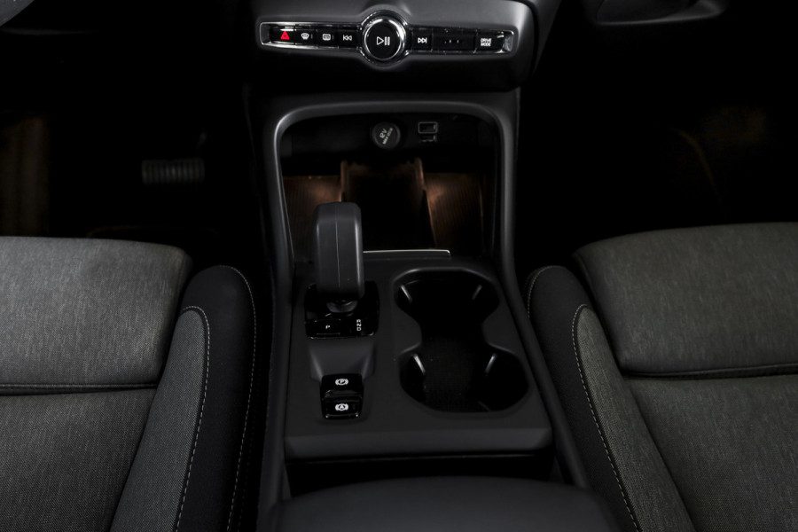Volvo XC40 1.5 T4 Recharge Plus Bright | Dig. Cockpit | Cruise | Stoel-+Stuurverw. | PDC | Camera | NAV + App. Connect | ECC | Elek. Klep | LM 18" |