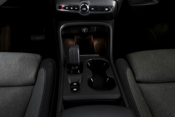 Volvo XC40 1.5 T4 Recharge Plus Bright | Dig. Cockpit | Cruise | Stoel-+Stuurverw. | PDC | Camera | NAV + App. Connect | ECC | Elek. Klep | LM 18" |