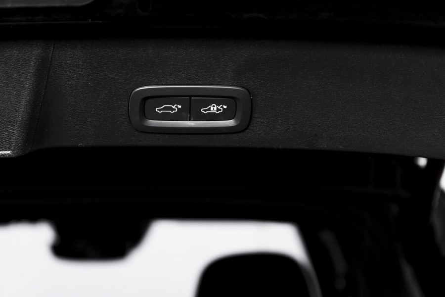 Volvo XC40 1.5 T4 Recharge Plus Bright | Dig. Cockpit | Cruise | Stoel-+Stuurverw. | PDC | Camera | NAV + App. Connect | ECC | Elek. Klep | LM 18" |