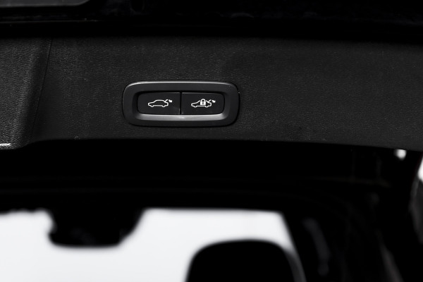 Volvo XC40 1.5 T4 Recharge Plus Bright | Dig. Cockpit | Cruise | Stoel-+Stuurverw. | PDC | Camera | NAV + App. Connect | ECC | Elek. Klep | LM 18" |