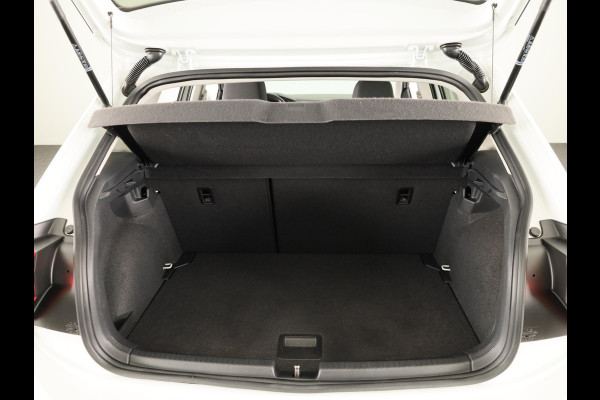Volkswagen Polo 1.0 TSI Life 95 pk | Navigatie via App | Panoramadak | 17" LM velgen | Parkeersensoren | Adaptieve cruise control | LED koplampen | Stoelverwarming |