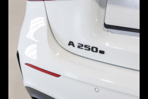 Mercedes-Benz A-Klasse 250 e Business Solution AMG Limited / 218pk / Sfeerverlichting / Stoelverwarming /