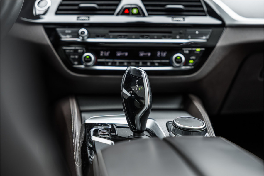 BMW 5 Serie Touring 520i High Executive M-Sport Leder dashboard / Pano / Individual / Camera / 19inch