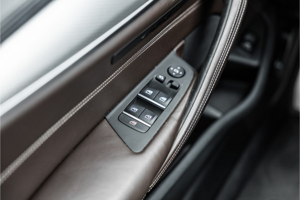 BMW 5 Serie Touring 520i High Executive M-Sport Leder dashboard / Pano / Individual / Camera / 19inch