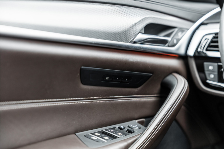 BMW 5 Serie Touring 520i High Executive M-Sport Leder dashboard / Pano / Individual / Camera / 19inch