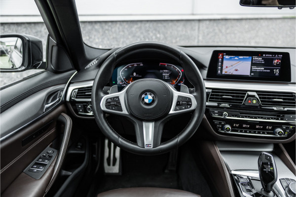 BMW 5 Serie Touring 520i High Executive M-Sport Leder dashboard / Pano / Individual / Camera / 19inch