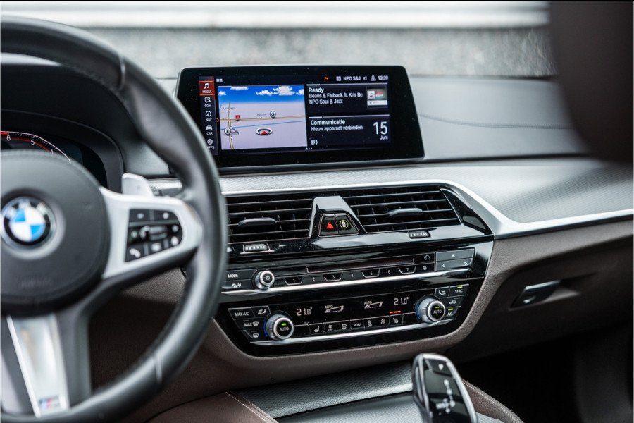 BMW 5 Serie Touring 520i High Executive M-Sport Leder dashboard / Pano / Individual / Camera / 19inch