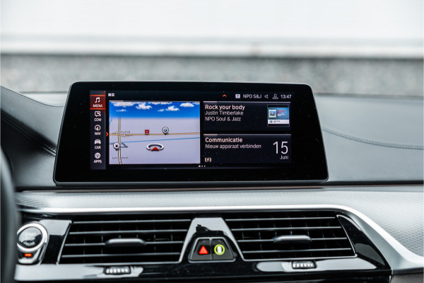BMW 5 Serie Touring 520i High Executive M-Sport Leder dashboard / Pano / Individual / Camera / 19inch