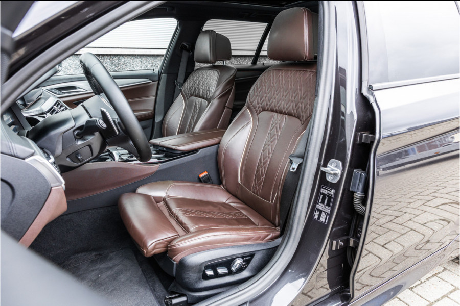BMW 5 Serie Touring 520i High Executive M-Sport Leder dashboard / Pano / Individual / Camera / 19inch