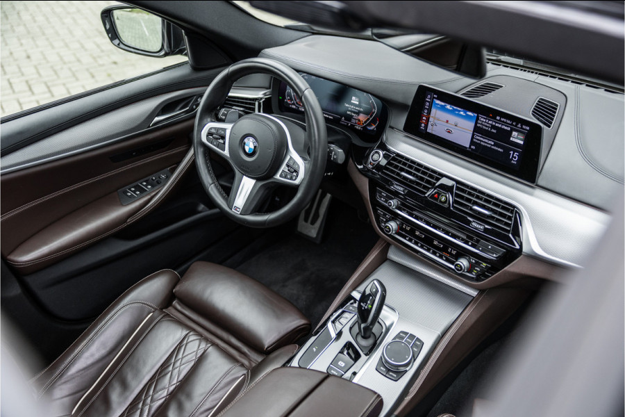 BMW 5 Serie Touring 520i High Executive M-Sport Leder dashboard / Pano / Individual / Camera / 19inch