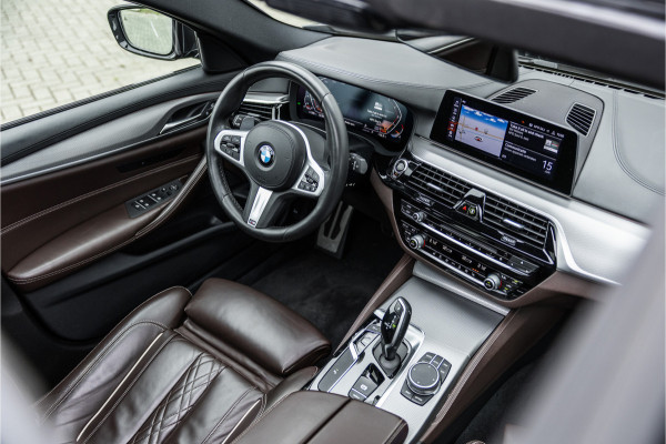BMW 5 Serie Touring 520i High Executive M-Sport Leder dashboard / Pano / Individual / Camera / 19inch