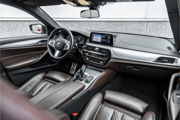 BMW 5 Serie Touring 520i High Executive M-Sport Leder dashboard / Pano / Individual / Camera / 19inch