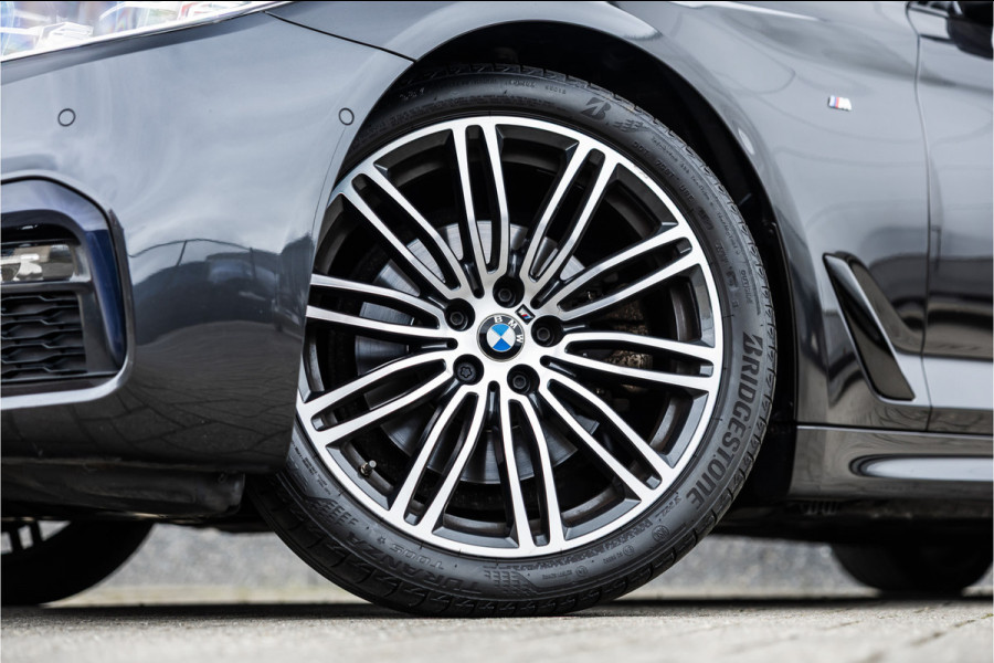 BMW 5 Serie Touring 520i High Executive M-Sport Leder dashboard / Pano / Individual / Camera / 19inch
