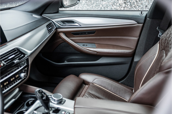 BMW 5 Serie Touring 520i High Executive M-Sport Leder dashboard / Pano / Individual / Camera / 19inch