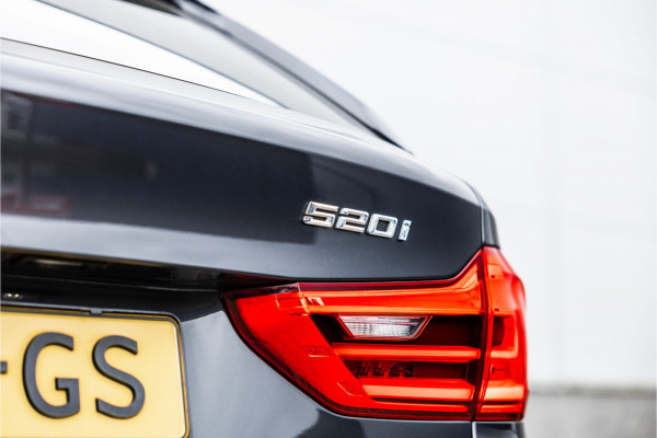BMW 5 Serie Touring 520i High Executive M-Sport Leder dashboard / Pano / Individual / Camera / 19inch