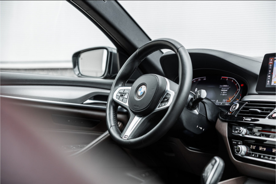 BMW 5 Serie Touring 520i High Executive M-Sport Leder dashboard / Pano / Individual / Camera / 19inch