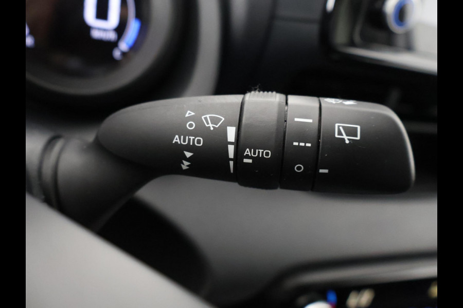 Toyota Yaris 1.5 HYBRID DYNAMIC SILVERLINE GARANTIE TOT 9-2031 CARPLAY NAVIGATIE .CAMERA. ADAPTIEVE CRUISE CONTROL . APPLE CARPLAY & ANDRIOD AUTO .