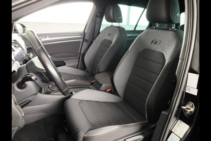 Volkswagen Golf 1.5 TSI Highline Business R 150 PK | Automaat (DSG) | Navigatie | Camera | Digitaal dashboard