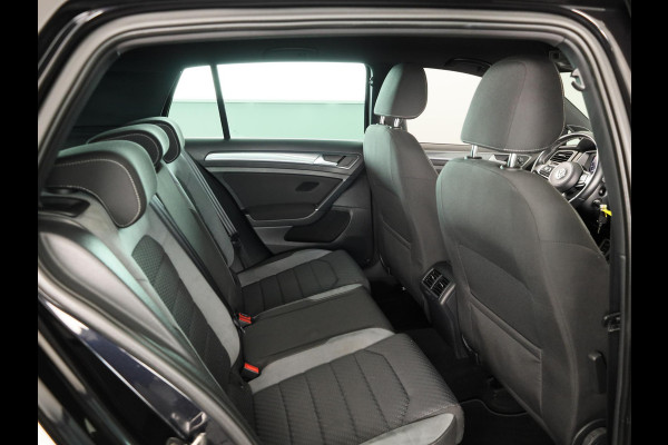 Volkswagen Golf 1.5 TSI Highline Business R 150 PK | Automaat (DSG) | Navigatie | Camera | Digitaal dashboard