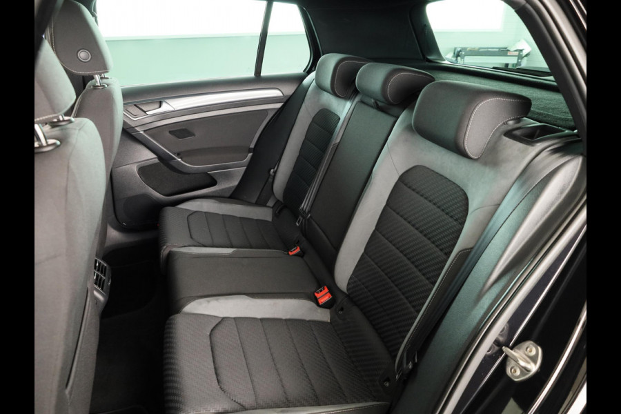 Volkswagen Golf 1.5 TSI Highline Business R 150 PK | Automaat (DSG) | Navigatie | Camera | Digitaal dashboard